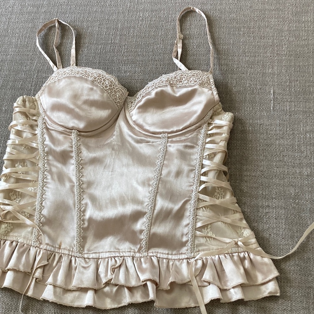 Crème lacedribbon camisole. with ruffles. Size-large